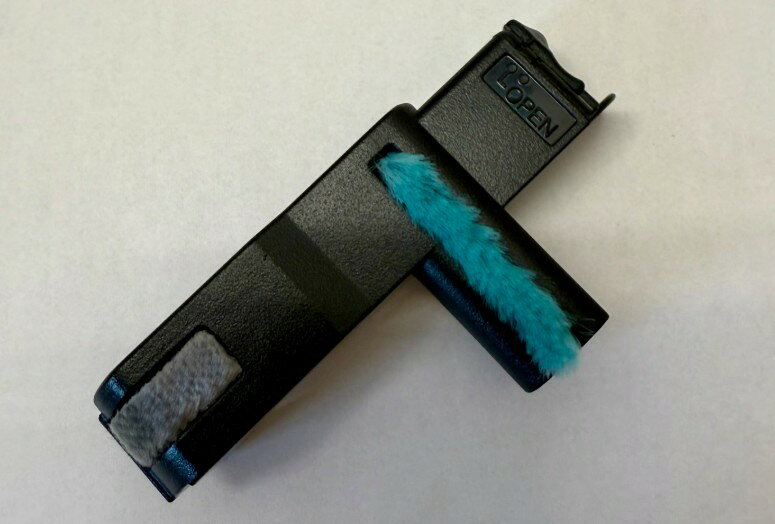 ・・・・・・・・・・・【注意事項】こちらの商品、ゆうパケットで配送の商品です以下のルールでお送りになりますので、ご確認、ご了承いただける場合のみご注文をお願いいたします。・代引き、後払い決済不可・ホスト投函（または玄関前等に置き配）・荷物紛失時、保証なし・日時指定不可・出荷後、4〜5日でお届け目安よろしくお願いいたします。・・・・・・・・・・シャープ[SHARP] 【2171103664】 掃除機用 ブラシカバー（217 110 3664） 【純正品】【適合本体品番】EC-VR3S-N、EC-VR3SX-B、EC-VR3SX-N、EC-VR3SX-S【適合本体品番を必ずご確認ください】部品ご購入の際には、お手持ちの本体品番と適合するか、必ずご確認をお願いいたします。同じ部品のように見えても、適合しない場合は取り付けできません。またお取り寄せ品のため、返品、交換もできません。本体の故障の原因になります。【本体適合の調べ方】1．お手持ちの本体の取扱説明書を見る。2．商品名の適合品番にお手持ちの本体があるか、確認する。3．メーカーに確認する。4．弊社にお問い合わせいただく（2〜3営業日ほどお時間いただきます。本体品番をお知らせください）ご不在時の商品配達のご連絡のため、電話番号はなるべく携帯電話の番号を入力してください。