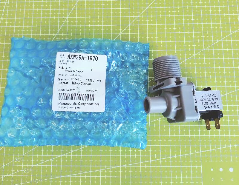 パナソニック Panasonic 【AXW29A-1970】全自動洗濯機 給水弁 適合本体品番NA-F70PX8、NA-F7PX8B、NA-FS70M1、NA-FS80M1、NA-F70PB2、NA-F7PB2B、NA-F70PB1、NA-F70PB3、NA-F7PB3B、NA-F60PB3、NA-F8SE5、NA-F7SE5、NA-F70PB11※適合本体品番を必ず確認の上、ご注文をお願い致します。洗濯機が給水できなくなった際の交換用部品です。【ご注意ください】・必ず適合の本体品番、対応機種を確認の上、ご注文をお願い致します。・部品交換で生じた不具合や損害等についての補償はお受けできませんので、必ず専門の業者様に取り付けをご相談、ご依頼ください。ご不在時の商品配達のご連絡のため、電話番号はなるべく携帯電話の番号を入力してください。