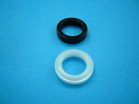 吐水パイプと水栓本体接続部＜サイズ＞黒ゴムパッキン 内径約16mm 外径約21mm白パッキン 内径約14mm 外径約23mm＜水栓金具メーカー＞本体に刻印有りKVK＜水栓金具本体品番＞●本体にラベル表示有りKF111GKF112GTKF112GKF113GKF13●本体にラベル表示なし(ご不明の場合はお問合せください。)KF100NUKF104KF117KF12KF13KF14KF140【ご注意ください】家電部品は必ずお手持ちの本体品番をお調べいただき、適合機種かどうかご確認の上ご注文をお願いいたします。メーカー名、シリーズ名称が同じでも、品番が違う場合、発売年代や仕様が違うため取り付けができません。予めご了承の上、ご確認をおねがいいたします。ご不在時の商品配達のご連絡のため、電話番号はなるべく携帯電話の番号を入力してください。