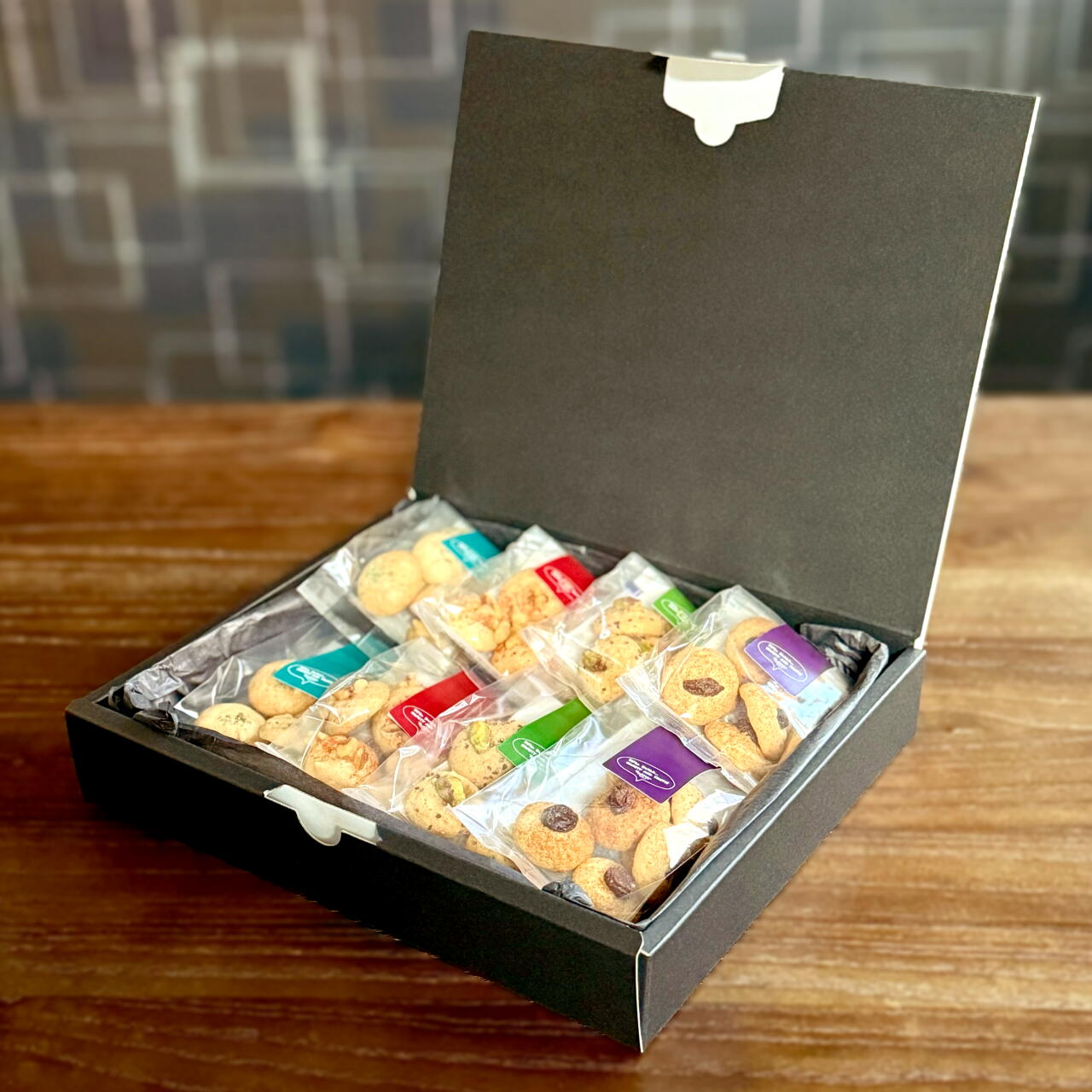 美味しくて想いの詰まったクラフトビールに感動し、洋菓子店が試行錯誤を重ねて開発した焼き菓子（米粉のおつまみお菓子）です！ 私たちは、原材料・味・手作りにこだわり、クラフトビールに合わせて4種のトッピングを厳選し、ビールに合わせた、ビールラバーのための新ブランド「BEERdulce ～ビアドルセ～」を誕生させました。 “Sweet meets Beer!” おかしなおつまみで、さあ乾杯！ 4種類のお味を一度に楽しめる、贅沢な詰め合わせです。 それぞれ個包装になっているので、少しずつお試しいただきながら、お気に入りのお味を見つけていただけます♪ 合計56粒入りで、たっぷり楽しめるのも嬉しいポイント。 様々なビールに合わせて…4つのおいしさを、ぜひ食べ比べてみてください♪ お手提げ袋付きなので、ご自宅用はもちろん、ギフトやちょっとしたお礼にもぴったりです。 ビール好きな方への贈り物に最適です。 もちろんビール以外のお酒と合わせてもお楽しみいただけます。 原材料にこだわり、手作りにこだわり、美味しさにこだわった、大人のためのおつまみ焼菓子「BEERdulce ～ビアドルセ～」をお楽しみください。 ▼4種ミックス バジル＆シーソルト バジルにはβ－カロテンやビタミンE が豊富に含まれています。シーソルトは海水から作られた天然塩で、必須栄養素であるミネラルやマグネシウムが豊富に含まれています。 一味唐辛子＆くるみ 唐辛子にはβ－カロテン、ビタミンC、ビタミンE が豊富に含まれています。くるみはオメガ3 脂肪酸を多く含み、抗酸化値が高く、ビタミンE、ビタミンB1、葉酸なども豊富に含まれています。 黒胡椒＆ピスタチオ 黒胡椒に含まれるピペリンはさまざまな健康効果が期待されています。ピスタチオにはビタミンB 群、オレイン酸やリノール酸、β－カロテン、カリウムなどが豊富に含まれています。 ガラムマサラ＆レーズン ガラムマサラはシナモン、クローブ、ナツメグなど漢方でも使われる材料をミックスしたインドのスパイスです。レーズンには鉄分、カリウム、ポリフェノールなどが豊富に含まれています。 ～食品添加物を使わないチャレンジ～ 【こだわり原材料】 1．新鮮卵白 2．国産米100％の米粉 3．低GIのお砂糖（甜菜糖） 4．圧搾製法のこめ油 などを使った、ありそうでない食感のオリジナル焼き菓子です。 【わたしたちは『安全』と『美味しい』をつくります】 ・食品添加物を使用しておりません ・小麦粉／白砂糖／バター／牛乳／ショートニング／マーガリンを使用しておりません 商品説明名称焼菓子原材料名●バジル＆シーソルト　卵白(国産)、米粉(国内製造)、甜菜糖、こめ油、食塩、バジル、(一部に卵を含む)●一味唐辛子＆くるみ　卵白(国産)、米粉(国内製造)、甜菜糖、クルミ、こめ油、食塩、赤唐辛子、(一部に卵・くるみを含む)●黒胡椒＆ピスタチオ　卵白(国産)、ピスタチオ、米粉(国内製造)、甜菜糖、こめ油、コショウ、食塩、(一部に卵を含む)●ガラムマサラ＆レーズン　卵白(国産)、米粉(国内製造)、甜菜糖、レーズン、こめ油、食塩、ガラムマサラ(ブラックペッパー、コリアンダー、赤唐辛子、カルダモン、ホワイトペッパー、クミン、クローブ、シナモン）、(一部に卵を含む)栄養成分●バジル＆シーソルト　熱量54.2kcal　たんぱく質1.5g　脂質1.8g　炭水化物8.0g　食塩相当量0.67g●一味唐辛子＆くるみ　熱量69.7kcal　たんぱく質1.8g　脂質3.3g　炭水化物8.3g　食塩相当量0.42g●黒胡椒＆ピスタチオ　熱量87.3kcal　たんぱく質2.4g　脂質4.7g　炭水化物9.3g　食塩相当量0.46g●ガラムマサラ＆レーズン　熱量63.7kcal　たんぱく質1.6g　脂質1.8g　炭水化物10.4g　食塩相当量0.42g＊1袋あたりの数値です＊これらの表示値は目安です内容量バジル＆シーソルト×2袋、一味唐辛子＆くるみ×2袋、黒胡椒＆ピスタチオ×2袋、ガラムマサラ＆レーズン×2袋、（合計56粒）ギフト箱（W25.3×D20.7×H4.6cm） ×1点 ギフトお手提げ袋（W22.0×H26.0×マチ12.0cm） ×1点賞味期限3か月（商品到着より2～2.5か月ほど）保存方法通常便（常温便）製造者金澤建設株式会社（菓子工房ビルドルセ）東京都小金井市東町4-31-6