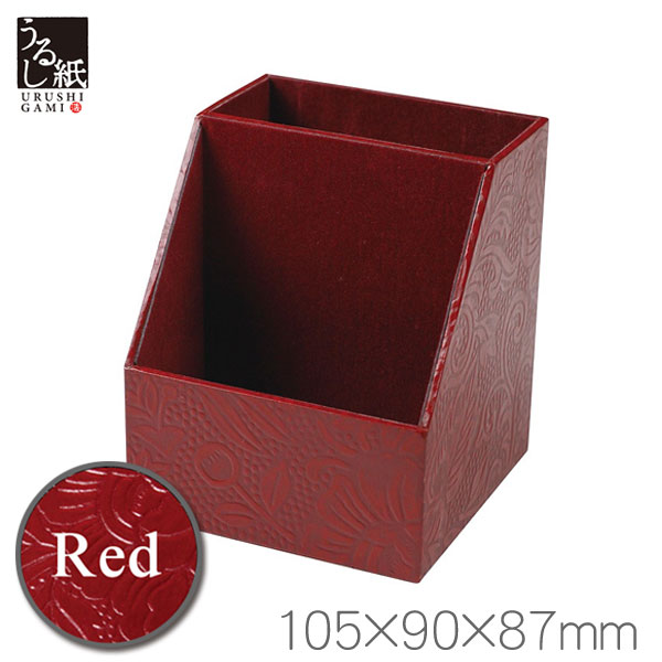 うるし紙 メガネ＆スマホ立て / 赤【谷口松雄堂】URP-GST-02 メガネ、スマートフォン以外にもペンやリモコンなども収納できます。 【漆紙について】 うるし紙は、型押しを施した紙に漆器と同じ工程で かぶれる心配のないカシュー塗料を職人が何度も塗り重ねて作られています。 伝統美と丈夫さを兼ね備えたうるし紙は深い味わいと温かみを感じることができます。 ※製造工程上、商品によって柄の出方が異なります。 寸法：105×90×87mm 素材：紙 【掲載商品について】 ・ 掲載中の文具用品は当店実店舗でも販売している場合もございます。売り違いにより、品切れになる場合もございますので予めご了承の上、ご注文ください。 ・ 商品の色はブラウザやお使いのモニターの仕様、設定により実際の商品と異なる場合がございます。あらかじめご了承ください 。 ・ やむをえない事情により、記載価格、商品仕様の一部を変更する場合がございます。あらかじめご了承ください。 ・ その他ご不明な点がございましたら『商品のお問い合わせ』ボタンからお気軽にお問い合わせください。　