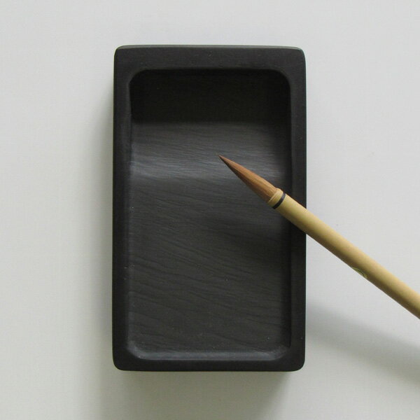 書道筆　唐筆　山水筆　大　0.7×3.0cm　鼬毛　漢字、水墨画　書道用品　5810100 ハネやハライがきれいに表現できるのが特長の唐筆。 先が利き、細い線がだせるので水墨画にもお使い頂けます。 商品コード 5810100 流通コード 4537463027955 商品サイズ 長200mm 商品　重量 約7g 商品　材質 イタチ毛、狼毛 商品　用途 漢字、水墨画