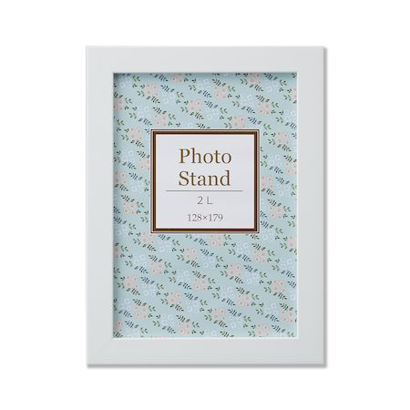 【商品説明】●【材質】表面材：面取ガラス　フレーム材：樹脂製●【裏板】MDFボード　トンボ押さえ式　ネクタイスタンド付き●【包装形態】上下箱のふたを開けて裏にまわし、中を見せてOPP袋入り。●【付属物】台紙、吊カン。●収納寸法：128×179mm●ホワイト色のシンプルなデザインの写真立て。●吊カンを鋲などでさして壁に掛けて飾ることができる。●スタンド付きなので立てて飾ることもできる。●写真　フォト　フォトスタンド　ハガキ　ポストカード　デザイン　プリント　プリンター　飾る 掛ける　立てる　額 額縁　フレーム