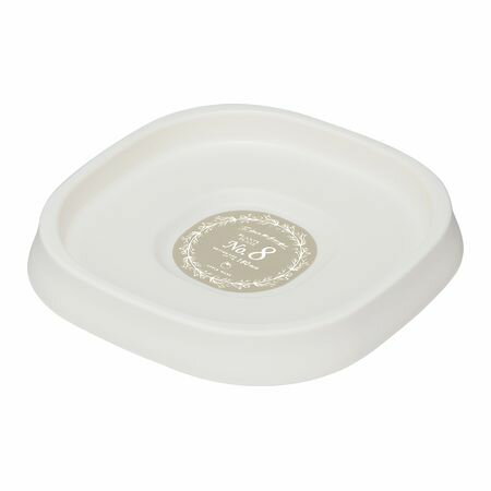 【商品説明】室内の観葉植物の水やりをする時に、鉢底から流れ出た余分な水を受け止めるために使用する鉢受皿。従来のプラスチック製の受皿よりも、インテリア性の高いデザインでお部屋の雰囲気に溶け込みます。鉢底から流れ出た汚れた水は、プレート中央の凹に集まるので、鉢皿面の流れが目立ちにくく、清潔に飾れます。植木鉢の鉢皿としてだけでなく、インテリア雑貨や多肉植物・サボテン苗などを載せて飾れるトレイとしても利用できます。
