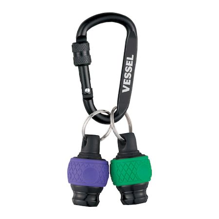 ベッセルメーカーお問い合わせ：0120-999-914【商品説明】●特長●ボールグリップドライバー、電ドラボール（R）のグリップと同じデザイン形状です。●ボールグリップドライバーのグリップの色と合わせられるカラーをラインアップしました。●強化プラスチックを用いた軽量設計です。●チャックスライド部はクッショングリップでソフトな手触りです。●変色に強いアルマイト処理をおこなっています。●ビットを差し込めばドライバーとして使用可能です（M4サイズの小ネジ、締付トルク2N・mまで）。●カラビナ付の色違い2個セットです。●仕様・規格●クイックキャッチャー取付最大重量：500g●カラビナ取付最大重量：1500g●色：緑　紫●差込角(mm)：6.35●幅(mm)：56×奥行(mm)：28×高さ(mm)：121●材質●本体：ガラス繊維入りナイロン、ABS、エラストマー●スリーブ：アルミ●リング：ばね鋼（トルク2N・mまで）●質量・質量単位　48g