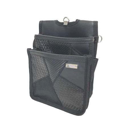 【商品説明】●特徴●人気シリーズの質感の異なる生地を組み合わせたこだわりのビジュアル●職人さんのカッコよくオシャレに仕事がしたいというお声に応えた集大成と言えるシリーズです●仕様、規格●カラー　黒●サイズmm　幅195×高さ245×奥行85●重量　320g●材質　1680デニールナイロン　合成皮革