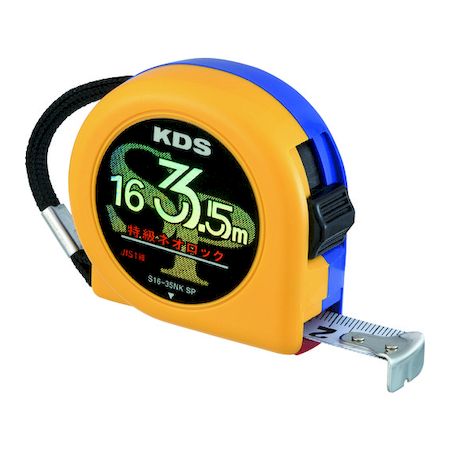 ムラテックKDSメーカーお問い合わせ：0120-34-2381【商品説明】●高精度±0.2mm以内でKDS独自規格の特急品です。●引っ掛け測定専用の固定爪タイプです。●社内検査証がついています。●社内校正用標準器に。●加工・検査時の寸法測定に。●テープ長さ(m)：3.5●テープ幅(mm)：16●水平保持(m)：1.3●0点補正移動爪：×●ショックアブソーバー付：○●ヨンゴーゴーピッチ表示：○●色：ホワイト●爪仕様：固定爪●目盛仕様：片面メートル目盛●JIS1級メートル目盛●ベルトフックなし●テープ：スチール