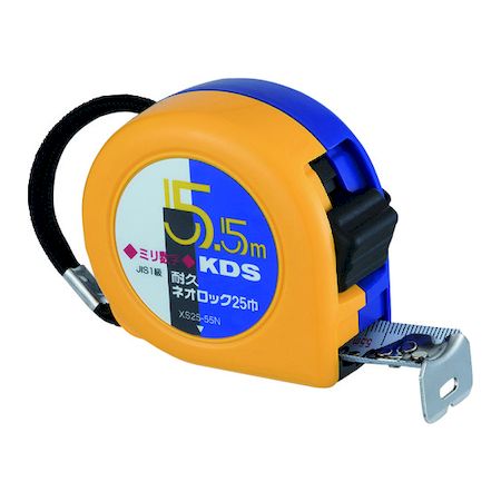 ムラテックKDSメーカーお問い合わせ：0120-34-2381【商品説明】●読み取りミスを防ぐミリ単位数字を採用しています。●耐摩耗性に優れたデュラコートテープを採用しています。●テープ引き込み時に減速が可能なダブルブレーキ機構付です。●あらゆる寸法測定に。●テープ長さ(m)：5.5●テープ幅(mm)：25●水平保持(m)：2.4●0点補正移動爪：○●ショックアブソーバー付：○●ヨンゴーゴーピッチ表示：○●色：ホワイト●本体寸法(mm)：67×70×42●目盛仕様：JIS1級両面メートル目盛●JIS1級 メートル目盛●両面目盛●ベルトフック付●テープ：スチール●ばね:スチール●ケース:ABS樹脂