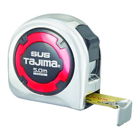 （株）TJMデザインメーカーお問い合わせ：0120-125577【商品説明】●剛性力1.3倍（当社比）の剛厚ステンテープを採用しています。●0点補正移動爪付です。●本体に収納できる安全ロープ取付環付です。●3点カシメプロテクター採用でテープ先端を補強しています。（爪強度4.7倍※当社従来爪との比較テスト比）●ショックアブソーバー付です。●長さ測定用●テープ長さ(m)：5●テープ幅(mm)：25●水平保持(m)：2.4●本体寸法(mm)：74●目盛仕様：メートル目盛、JIS1級、両面目盛●テープ：両面剛厚ステンイエローテープ●テープ厚さ(mm)：0.135●表示：ヨンゴーゴーピッチ表示付●バネ：SUS301ステンレスバネ使用●大型ベルトクリップ付●テープ：ステンレス（SUS420J2）●ケース：ABS樹脂●ばね：ステンレス（SUS301）