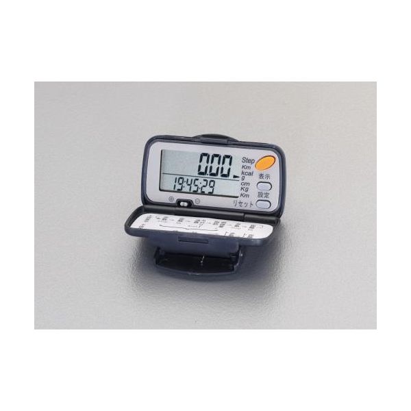 エスコメーカーお問い合わせ：06-6532-6226●歩数…0〜999，999歩●サイズ…64(W)×28(D)×37(H)mm●表示内容…歩数(感度調整付)、距離、消費カロリー、時計、脂肪燃焼量、トータル歩数、トータル距離●重量…30g●電源…LR43×1個(付属)●体重を入力して、消費カロリーを算出する商品です。