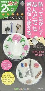 【商品説明】■貼ってはがしてなんどでも繰り返し使えるインテリアデザインフック（耐荷重2kg）■はがしあとが残らない！（保護シールをはがすだけですぐに使える）■平らでツルツルした面にしっかり吸着します■水に強いのでキッチン、お風呂場、洗面所などでも使用できます■タイル面、アクリル、プラスチック、合成樹脂、ガラス面、鏡面、金属面その他光沢のある面など。■取り付けられないところ：漆喰、木壁、モルタル、クロス面、スリガラス、凸凹面、ザラ付きのある面、ワックス面など■耐荷重(kg):2■色：ロマンス■材質：表面