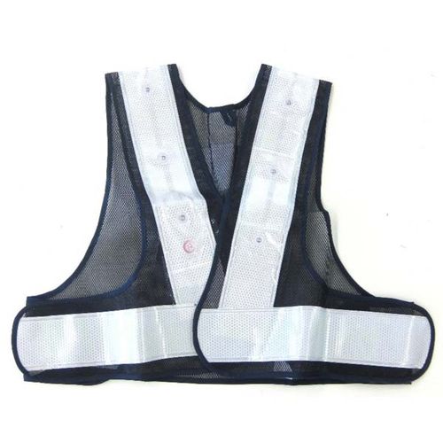 【商品説明】イチネンミツトモ LEDショート反射ベスト 紺×白 ハイカプセル　電池付 87427●赤色LED×12個+巾7cm ワイドタイプ反射テープを採用！！視野性と安全性をWで確保！！●破れにくいダブルナイロンメッシュ！●フリーサイズ・両ウエストで調節可能●強力面ファスナーでしっかりフィット●テスト用単3乾電池×2本付属仕様着丈43cmサイズ105〜130cm反射テープ幅7cm材質ダブルメッシュ部/ポリエステル、反射テープ部/塩化ビニール電源単3乾電池×2本