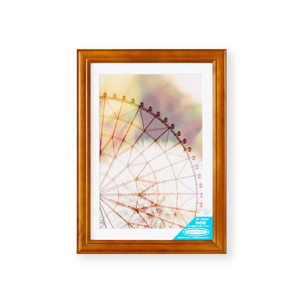 大仙0536-24-2015【商品説明】●【材質】表面材：ガラス　フレーム材：木製●【裏板】MDFボード　トンボ押さえ式●【包装形態】箱入。●【付属物】台紙、Vカット紙マット、吊カン、吊紐。●収納寸法：235×336mm　マット窓抜き寸法：190×285mm（ワイド六つ切サイズ対応）●ブラウン色の木目調フレームにVカット紙マットを入れた写真用の額。●吊カンと吊紐が付いているので壁に掛けて飾ることができる。●マット付きなので2サイズに対応。写真　デザイン　プリント　飾る 掛ける　額 額縁　フレーム4904690124885