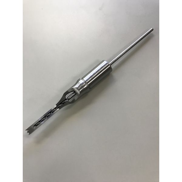 【商品説明】●製品の特徴木造建築・木質建具・家具など、世界中で使用されているほぞ穴（角穴）加工工具「世界一の切れ味と耐久性」のベストバランスを徹底的に追求した世界No.1の角のみ。やわらかく繊維質な針葉樹から硬くて粘りのある広葉樹まで幅広い材質に対応しており、美しい切れ肌は最終製品の品質向上に貢献します。オリジナルの鋼材に独自の熱処理技術、精密な刃付け技術を駆使し、高い品質を誇ります。日本だけではなく、アメリカ・ヨーロッパといった先進国の家具・キャビネット職人から、アジアの家具大量生産工場まで、世界中の木材加工産業で採用されています。●適合機種：標準仕様が取り付く角のみ機には全て取り付けることができます。中橋製作所 1104004000 NH　小林式角のみ　REC6.0X 8.0mm ノミ・錐セット 4936414104040