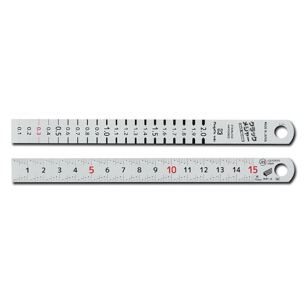 新潟精機メーカーお問い合わせ：0256-31-5660【商品説明】用途●壁面や基礎等のひび割れ測定、寸法測定に特徴●0.3mm赤文字表示、クラックの測定に便利です。●欠陥の可能性があるひび割れ幅の目安である0.3mmを赤文字表示でわかりやすくしています。●裏面の直尺は1mm単位の目盛が見やすい階段状目盛です。仕様●クラック測定範囲(mm)：0.1-2.0●長さ測定範囲(mm)：0-150