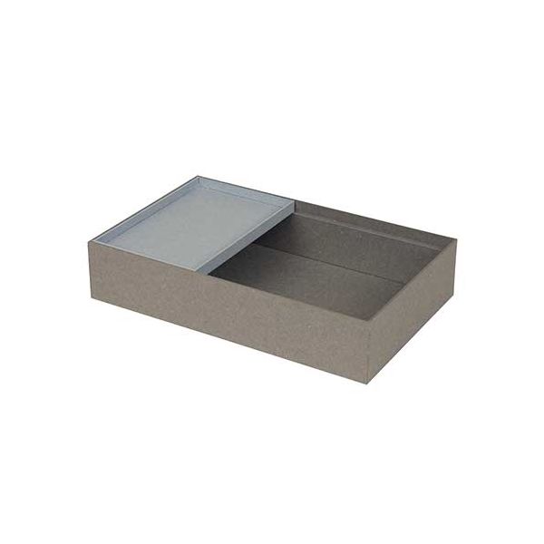 ナカバヤシメーカーお問い合わせ：0120-166-779【商品説明】自宅やオフィスのデスク周り・卓上で、筆記具や書類などよく使うアイテムの収納・整理にお使いいただけます。サイズが異なる各トレーは、内側に設けたレールに沿ってスライドすることができ、トレーを積み重ねていても使いたい事務小物をすぐに取り出せます。シックな色合いで様々なインテリアに馴染むシンプルデザインです。・100％「紙」でできた、日本製です。