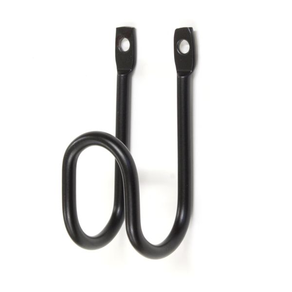【商品説明】●壁面を演出する収納金具「Kabette(カベッテ)」のJ型フックです。● おしゃれな収納を作る事が出来ます。● 線材を利用した金具なので、見た目もスッキリ！シンプルなデザインでお部屋にマッチします。● 帽子などの小物をかける際に便利です。● 壁にビスで固定してお使いください。【商品用途】●お部屋、玄関、キッチン、洗面所など、オシャレな収納空間を作る事ができます。【注意】●平面でご使用ください。金具を取り付ける壁が重荷に耐えられるかご確認ください。● 防水、防滴処理は施されておりません。素材の特性上、高温多湿や水濡れにより変色や腐食、サビが発生します。● 危険物、貴重品、こわれやすい物は収納しないでください。● 誤使用による事故には、一切責任を負いかねます。● 製造の都合上、若干サイズの誤差が生じますのでご了承ください。【カラー】●黒【商品サイズ】●丸棒太さ：φ4mm●穴サイズ：φ4mm●寸法A：36mm●寸法B：28mm●寸法C：26mm●寸法D：65mm【材質】●スチール・粉体塗装【付属品】●木ネジ(3.5×16)×2本壁面収納 ウォールデコ スタイリッシュ 壁掛け