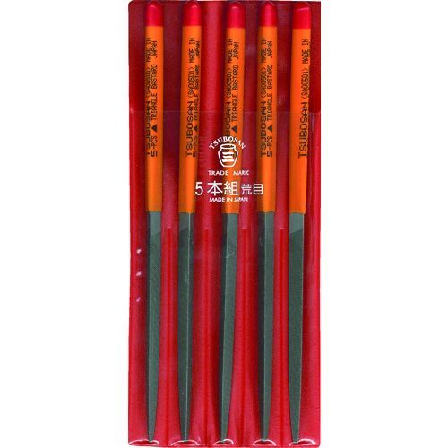 ツボサンメーカーお問い合わせ：0823-79-5121【特長】●目立てが鋭く、耐久性に優れています。全面に刃が刻まれています。●01(荒目)　1cm当たり13cutの目が刻まれています。【用途】●鉄をはじめ、あらゆる金属の加工に。【仕様】●タイプ：5本組 荒目●全長(mm)：215●刃長(mm)：110●刃幅(mm)：9●形状：三角【材質／仕上】●炭素工具鋼(SK-2)【注意】●組ヤスリの5本組〜12本組は全長を表します。5本組=215mm　8本組=200mm　10本組=185mm　12本組=170mm●目詰まりした場合はブラシ等で取り除いてお使いください。【原産国】日本