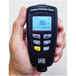 膜厚計 DT-156 (デュアルタイプ)膜厚計 DT-156は、デュアルタイプのため、磁性金属 (鉄・鋼・フェライト系ステンレス)　と非磁性金属 (アルミ・アルミ合金・銅・オーステナイト系ステンレス) 上の各種コーティングの被膜厚を測定できます。膜厚計 DT-156はプローブを測定面にあて、プローブをスライドさせての連続測定モードも使用できます。この機能により、一定場所の膜厚値の誤差を簡単に判別できます。測定データは本体内部のメモリーに4グループ(1グループ:80測定データ保存) に分け保存でき、本体に付属の解析ソフトとUSBケーブルを使用して簡単に測定データをパソコンにダウンロードすることができます。ダウンロードしたデータは測定データヒストグラム(度数分布図) とグラフで表示します。測定データの平均値、最高・最低値、標準偏差を自動計算し表示します。測定データはテキスト形式とExcel形式で保存できます。●用途：車やオートバイの塗装厚や被膜検査、亜鉛、銅、クローム、スズのメッキ厚測定、樹脂、ゴム、ホーロー等のライニング厚測定、鉄素地の酸化膜、溶射膜測定、アルミ製品、ステンレス製タンク等の塗装検査、アルミ製品、アルミサッシ等のアルマイト測定等 ※持ち運び便利なキャリングケース入りセットです。 今までにない低価格でお届けします。 仕様プローブ&nbsp;F　(電磁式) &nbsp;N (渦電流式) 測定範囲&nbsp;0〜1250&mu;m 測定精度&nbsp;0〜850&mu;m: (&plusmn;3%+1&mu;m)&nbsp;850&mu;m〜1250&mu;m: (&plusmn;5%) &nbsp;0〜850&mu;m: (&plusmn;3%+1.5&mu;m)&nbsp;850&mu;m〜1250&mu;m: (&plusmn;5%) 分解能&nbsp;0〜50&mu;m: 0.1&mu;m&nbsp;50〜850&mu;m: 1&mu;m &nbsp;850〜1250&mu;m: 0.01mm 最小面積&nbsp;10 x 10 mm 最小素材厚&nbsp;0.5 mm &nbsp;0.3 mm 使用環境&nbsp;温度: 0〜40℃&nbsp;湿度: 20〜90%RH (結露なきこと) 最小湾曲半径&nbsp;（ 凸面 ）5 mm サイズ・重量&nbsp;113.5 x 54 x 27 (mm)　&nbsp;約110 g セット内容&nbsp;&nbsp;校正用標準フォイル(58, 96, 250, 500, 997 &mu;m), &nbsp;鉄とアルミ素材の標準板,解析ソフトCD, USBケーブル, &nbsp;単4電池 2本, 日本語操作マニュアル, キャリングケース 電源&nbsp;1.5 V単4電池2個　
