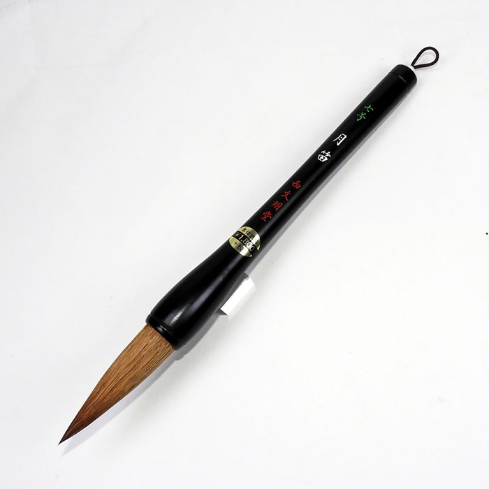 商品説明 ＜特　徴＞ ・長半紙・八つ切り（67.5cm×17.5cm）に適しています。 ・初心者や学生用におすすめの書初め筆。 ・馬毛+狸毛を使用しているため、バランスが良く、腰の弾力が強い。 ・広島県熊野筆。 【狸毛　特徴】 毛先に柔らかさと粘りがあり、仮名筆、面相筆に最適です。毛先近くが玉のように膨らんでいることから、玉毛と呼ばれています。 【馬毛　特徴】 胴毛、たてがみ、脚毛、尾など全身の毛が用いられ、部位により毛質が異なります。また、色も赤、白、黒、ゴマなどに分かれます。弾力のある天尾は太筆に、胴毛は柔らかく粘りがあるので、上毛に用いられることが多いです。 【熊野筆】 熊野筆には、書筆、画筆、化粧筆などがありますが、どの筆も穂首と言われる主要部分を熊野町内で製造しています。また、熊野筆の中でも、特に100年以上継承された技術や原材料により、熊野町内で製作した書筆、日本画筆、が「伝統的工芸品：熊野筆」です。 穂先サイズ 直径約18mm 穂先の長さ約65mm 商品サイズ 全長約280mm 重さ 約35g 材質 馬毛+狸毛