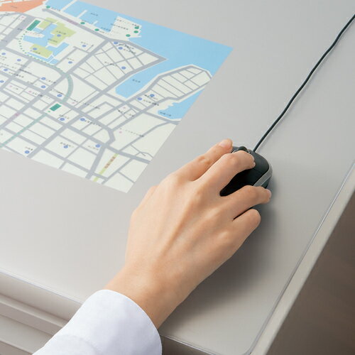 ●サイズ／600×450mm　●厚さ（上敷）／1．5mm　●下敷きなし　●再生軟質ビニル　※コピーした用紙、濡れた書類はよく乾燥のうえ、挟んでください。※PVC-P製デスクマットは伸び縮みしやすい材質のため、表記の外寸法と異なる場合がありま...