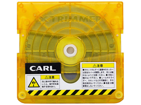 【商品説明】スライド式裁断機「エクストリマー」の替刃（ミシン目刃）です。大口径直径60mmの回転刃により、軽い力でチケット・クーポン券等のキリトリ線を付けられます。切れ味が低下した場合は、新しい替刃と交換して下さい。刃を交換する事で、高い精度と切れ味が維持できます。刃の交換時も刃に触れず安全に交換できるカセット式となっています。【仕様】●サイズ：幅70×奥行68×高さ7．5mm●重量：26g●刃種：ミシン目刃●ミシン目ピッチ：3mm／1mm（切れ目／繋ぎ目）●対応機種：XTM−500、XTM−650、XTM−950、XTM−1250●注文単位：1個【備考】※メーカーの都合により、パッケージ・仕様等は予告なく変更になる場合がございます。【検索用キーワード】CARL　かーる　カール　カール事務器　とりまーかえば　トリマーカエバ　文房具　ディスクカッター　デスクカッター　ペーパーカッター　ロータリーカッター　裁断機　断裁機　回転刃式　ロータリー式　カートリッジ式　カセット式　替刃　替え刃　替えカートリッジ　交換用刃　XTM−500　XTM−650　XTM−950　XTM−1250　TRC−610　TRC610　1個　切る、貼る、留める用品　裁断機　E33661【エクストリマー専用替刃】定期的な交換により切れ味が持続。