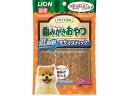 【商品説明】国産の鶏ササミジャーキーにつぶつぶ牛皮（コラーゲン）チップを配合。砂肝、鶏ガラスープを配合し、おいしさアップ。ちぎりやすいから、ちょこっとあげたい時にも。脂質60％オフ※。※「PETKISSワンちゃんの歯みがきおやつササミスティックプレーン」比（100g当たり）【仕様】●原材料：鶏肉（ササミ、砂肝、胸肉）、でん粉類、砂糖、牛皮、食物繊維、脱脂大豆、鶏ガラスープ、食塩、グリセリン、ソルビトール、ポリリン酸ナトリウム、炭酸カルシウム、ピロリン酸ナトリウム、ポリリジン●成分：たんぱく質／16．0％以上、脂質／1．5％以上、粗繊維／5．5％以下、灰分／3．5％以下、水分／26．0％以下、エネルギー：100gあたり約283kcal●使用方法：下記の給与量を目安に、1日2〜3回に分けてお与えください。犬の大きさ（体重）／超小型犬（〜5kg）、1日の給与量の目安／2〜5本、犬の大きさ（体重）／小型犬（5kg〜10kg）、1日の給与量の目安／5〜9本、生後7ヶ月以上の愛犬に与えてください。与える量は犬種、体脂肪量、年齢、運動量、環境温度、ストレス、個体差などによって異なりますので、食べ残しや便の状態をみて調節してください。主食の量は適宜調節してください。●注文単位：1個（60g）【備考】※メーカーの都合により、パッケージ・仕様等は予告なく変更になる場合がございます。【検索用キーワード】LION　らいおん　ライオン　PETKISSワンちゃんの歯みがきおやつ低脂肪ササミスティックプレーン　PETKISS　ワンちゃん　歯みがきおやつ　低脂肪ササミスティック　プレーン　ペットフード　犬用えさ　犬用エサ　いぬ用えさ　いぬ用エサ　イヌの餌　ドッグフード　ドックフード　全種　シニア犬　高齢犬　ウェットフード　犬のおやつ　犬用オヤツ　大型犬　小型犬　超小型犬　柴犬　成犬用　1歳から6歳　間食　ペットフード　ドッグフード　ドックフード　エサ　餌　えさ　PFDTWTP　PFDTWTP　ペット　犬（ドッグ）　おやつ（犬）　ED7630噛むことで歯の汚れ、歯垢を除去、おいしい低脂肪※ササミジャーキー。