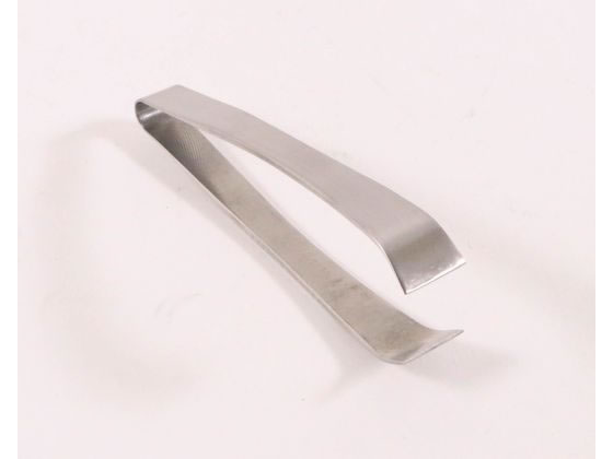 【商品説明】定番骨抜き【仕様】●サイズ：全長120×板厚3．0mm●材質：18−8ステンレス●生産地：燕三条【備考】※メーカーの都合により、パッケージ・仕様等は予告なく変更になる場合がございます。【検索用キーワード】仙武堂　センブドウ　せんぶどう　骨抜　ほねぬき　ホネヌキ　4寸丸　18−8　調理　料理　業務用　プロ用　飲食店　72106　キッチン雑貨　調理道具　E76001