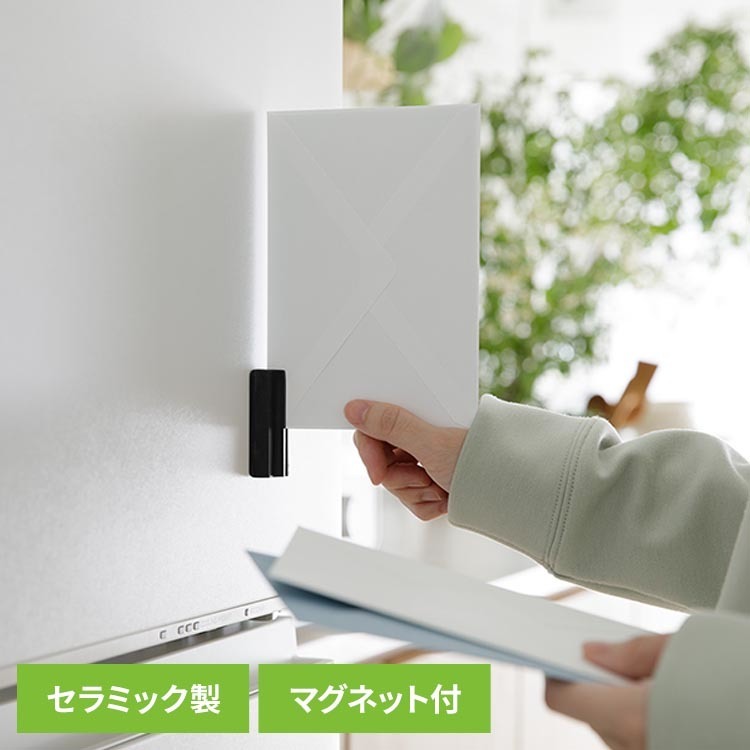 背面に強力マグネットが内蔵されているため、金属面に固定させたままでも使用することができるレターカッターです。開封するには、本体の溝に封筒をはさんでスライドさせるだけ。従来品では開けにくかった厚みのある封筒や角潰れなどでもストレスなく開封できる進化版です。刃は耐久性に優れたセラミック製。約5000通の開封が可能となっています。※リニューアルに伴い、パッケージ・内容等予告なく変更する場合がございます。予めご了承ください。●商品サイズW29×H55×D15mm●商品重量約18g●素材本体：ABS＋グラスファイバー＋POM＋ネオジム（マグネット）刃：セラミック（検索用：レターカッター ペーパーカッター セラミック製 マグネット付 デザインフィル 4902805497350）最強翌日配送対象商品に関するご案内 最強翌日配送対象商品・対象地域に該当する場合は最強翌日配送マークがご注文カゴ近くに表示されます。 最強翌日配送可能なお支払方法は【クレジットカード、代金引換、全額ポイント支払い】のみとなります。 下記の場合は最強翌日配送対象外となります。 ・15点以上ご購入いただいた場合 ・時間指定がある場合 ・ご注文時備考欄にご記入がある場合 ・決済処理にお時間を頂戴する場合 ・郵便番号や住所に誤りがある場合 ・最強翌日配送対象外の商品とご一緒にご注文いただいた場合 ・お届け先住所文字数が40文字以上の場合【置き配規約について】