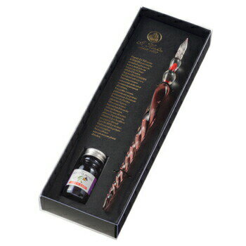 J.HERBIN エルバン ガラスペン(ねじり パープル)＆ミニインク10ml(ヴィオレパンセ)セット メーカー品番：hb21277set ガラスペンをすぐに楽しめる10mlミニボトルインク入りのセットはギフトにも最適です。 涼しげなボディのガラスペンはすべてハンドクラフトによる1点もの。 ニブ（ペン先）部分に施された細かな溝により、インク切れなく文字を書くことができます。 ※1点1点手作りのため、色の透明度や柄、サイズなど、それぞれ若干異なります。 　あらかじめご了承ください。 ・ガラスペンサイズ：約20cm ・ミニインク：10ml 【セット内容】 ガラスペン/パープル：ミニインク/ヴィオレパンセ