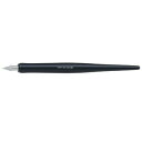 パイロット つけインキペン iro-utsushi (いろうつし) ブラック F 細字 メーカー品番：FIR-180K-BF 　『iro-utsushi』はペン先を万年筆用インキに浸しながら筆記する、つけペンタイプの筆記具です。 一般的な「つけペン」とは異なり、万年筆と同様にペンポイントが付いたペン先を採用しています。このペン先により、紙へのタッチが柔らかく、細かい文字やイラストもなめらかに書くことができます。また、ペン先を水ですすぎ、布で拭き取ることで、手軽に様々なインキの色を楽しむことができるので、昨今人気のカラフルなインキを使って手書きにオリジナリティを求めるユーザーの要望にお応えできる商品です。現在万年筆をお使いで、もっと手軽に複数の色を楽しみたい方や、ガラスペンやつけペンをお使いで、細かい文字やイラストを万年筆のようになめらかに書きたいという方に最適なアイテムです。 　ペン先には、インキに浸ける位置がひと目でわかるよう目安となるラインが刻印されています。 ●ペン種：特殊合金／F(細字) ●ボディカラー：木軸　ブラック ●サイズ：木軸　全長156mm／最大径12.2mm