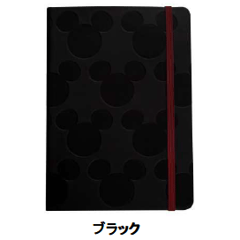 1846年の創業以来、CROSSはクラフトマンシップを礎に品質、機構上永久保証、そして芸術的な美しさの実現を追求しています。一人一人が自分自身の個性と魅力を表現できる、そのような製品をクロスは提供してきました。クロスのその情熱は、個性的で美しく豊かな筆記具とアクセサリーのひとつひとつに今日も見ることが出来ます。 “ディズニー ミッキー＆ミニー メインストリームコレクション” 「“ディズニー ミッキー＆ミニー メインストリームコレクション”」は、ディズニーのメインキャラクターであるミッキーマウスとミニーマウスをデザインモチーフにした、筆記具とノートブックから構成されるコレクションです。ノートブックは、ブラックとレッドの2色で展開。カバーの表面に型押し加工によって表現されたミッキーの頭（ブラック）とミニーのリボン（レッド）が特徴的な、大変使い勝手の良い商品です。・手触りの良いポリウレタンをカバーの素材に採用。・長期保存にも耐える、糸とじ＋のり（接着剤）による製本。・変色を起こさない、長期保存に適したアシッドフリーペーパーを使用、厚みのある100g/m2規格を採用。・表表紙の見返しに、ミッキー（ブラック）またはミニー（レッド）のイラストが印刷されています。・罫線入りのページは計200ページ、罫線は7.5mm間隔。各ページにはミシン目が入っており、切り離すことが可能。ページのサイズはMサイズ（ほぼA6サイズ[W126xH179mm] ）。・メモなどを収納できる、マチのあるインナーポケットが裏表紙の見返しに付属。・ノートが開かないように固定できる、ゴム紐付き。・素材・模造革（＋ポリウレタンコーティング）、紙、ゴム・サイズ：約127（W） x 179（H） x 15（D）mm / 約279g（ブラック）、約276g（レッド）　