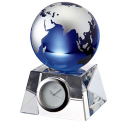【オンリーワンギフト　最高級置時計】クリスタルの輝きと透明感の青い地球　光を屈折させる重量感　グラスワークスデスククロック・ブルーアース（S）