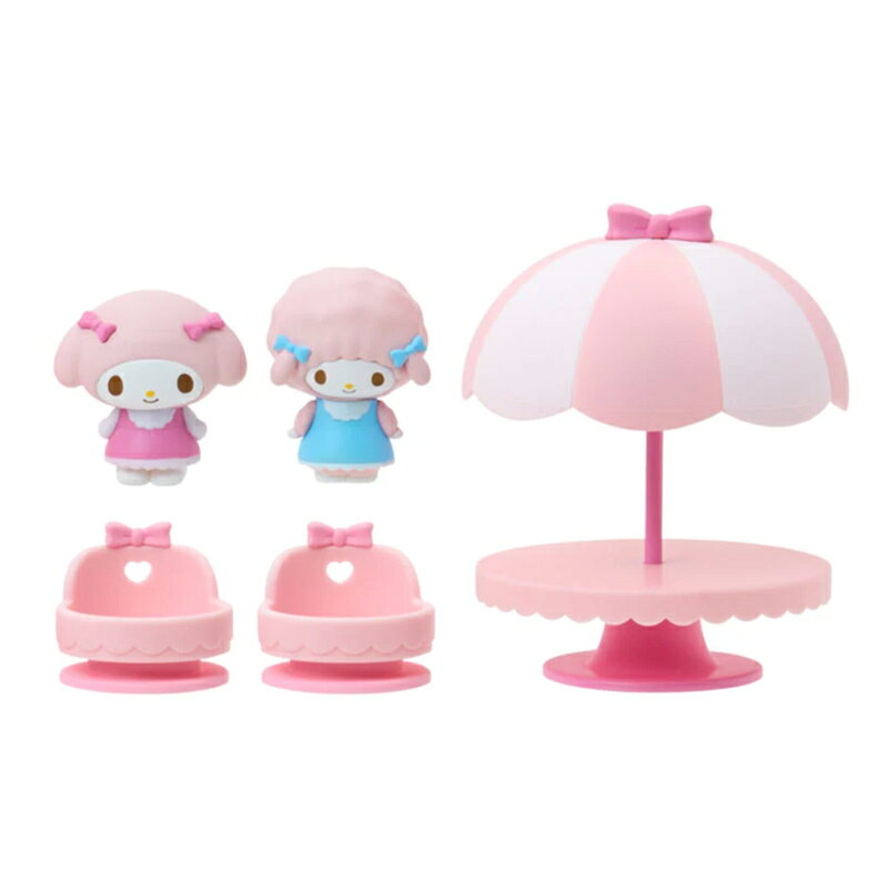 ドールハウスと合わせて使えば、ごっこ遊びの世界が広がる☆ 一緒にパラソル付きテーブルで、オープンカフェ気分を楽しめるセットです★ 遊ばない時も、インテリアとして飾って楽しめます♪ ●パッケージ：約幅20×奥行9.7×高さ15cm ●マイメロディ：約幅4.5×奥行3×高さ4.5cm ●ピアノちゃん：約幅3.5×奥行3×高さ4.5cm ●テーブル：約幅9×奥行9×高さ11cm ●ABS樹脂、PVC ●対象年齢3才以上 ※部品の別売りはございません。　