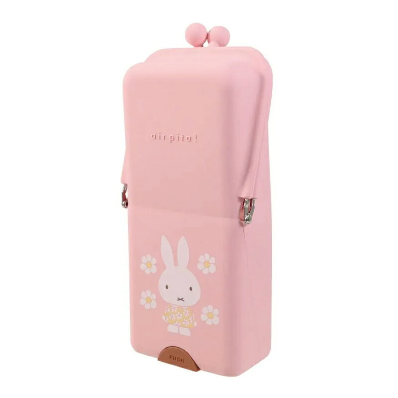 置くだけでピタッと倒れない「エアピタ」にサンリオキャラクターズのデザインが登場！外側にも内側にも可愛いイラストが付いています。空気のチカラでくっつく吸盤で置くだけピタッと倒れません。ガバッと開くがま口タイプのペンケースで筆記具や定規、ハサミなど出し入れがしやすい便利なペンケースです。吸盤で立ち、がま口が大きく開閉できるので、サイズが合えばメガネを入れたり、開けっ放しでリモコン立てとしてお部屋のインテリアになります。●本体サイズ：約H207&times;W97&times;D51mm●重量：170g●包装サイズ：約H250&times;W98&times;D53mm●重量：211g●材質：シリコーンゴム、鉄　