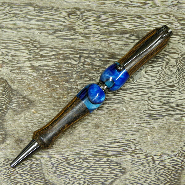 和毛筆職人の遊び心から生まれた曲線美 流線型のデザインが美しい木軸の中心には美しいアクリル樹脂がオシャレに Wood Pen"パリサンダー×ブルー"
