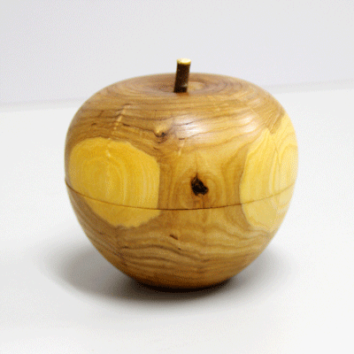 ドイツの森の贈り物　フィンクバイナー　Finkbeiner　木製小物入れ　リンゴ型