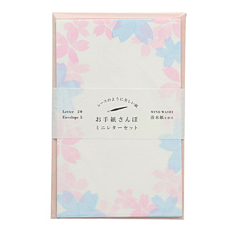 お散歩するように、気軽にお手紙をお楽しみいただけるミニレターシリーズ「お手紙さんぽ」に秋柄が登場。季節の温かみある色合いがほっこりします。紙を抄く過程で、「落水紙」という水滴模様の透かしを施した美しい和紙を使用しています。【内容】便箋20枚 封筒5枚入【サイズ】便箋/135&times;85mm、縦封筒/142&times;92mm