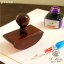 仕様商品名エルバン J.HERBIN 吸い取りスタンプ仕様・レフィル1枚付属・サイズ：80×70×45mm備考※パッケージや仕様はメーカー要因により予告なく変更になる場合がございます。お中元、お歳暮、母の日、父の日、敬老の日、ブライダル、誕生日、記念日、恩師・上司へのギフトに文房具が喜ばれます。また、結婚内祝い、出産内祝い、合格祝い、就職祝い、卒業祝い、入園・入学祝い、昇進祝い、還暦祝いなどのお祝いのプレゼントや、販売促進の景品やギフトにも。デザイン文具やオフィス文具、学校で使える文房具、事務用品などの様々なステーショナリーのアウトレットや訳ありセール商品もご用意。商品への名入れやラッピングも行っています。文房具なら和気文具（ワキ文具）[tag:エルバン][tag:小物]万年筆やガラスペンを使うなら持っておきたいアイテムフランスの老舗ブランド「エルバン」のブロッター（吸い取りスタンプ）です。インクフローが多い万年筆やガラスペンを使う人にとって、インクブロッターはとても便利なアイテム。ノートや手帳に書いてページを閉じたり、便箋を畳んだりするときに、周りを汚さないように余分なインクを吸い取ってくれます。捺印後の朱肉やスタンプのインクを吸い取ることもできます。レトロな味わいで置いておくだけで絵になるブロッター（吸い取りスタンプ）の構造はとても簡単。曲面の部分に吸い取り紙が挟んであって、吸い取り紙の面を筆記した文字に転がすように当てます。エルバンのブロッター（吸い取りスタンプ）は少し小ぶりですが、ハンドルも木製でデスクにちょこんと置いておいても、レトロな雰囲気でデスクをオシャレに演出してくれます。吸い取り紙の交換も簡単にできます吸い取り紙は、押し当てた時に吸い取り紙の面のインクが紙に転写されなければ、使用し続けることができます。吸い取り紙の交換時期はお好きなタイミングで構いません。交換はハンドルを回して上面をずらし、吸い取り紙を本体に沿わして余分な部分を挟み込むだけです。ジャンプ位置