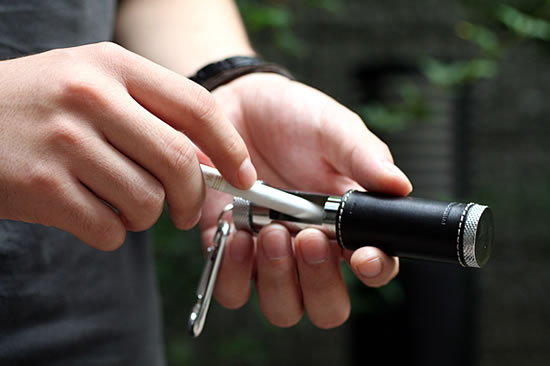 BTレザーを贅沢に使ったツイスト式携帯灰皿 デザイン おしゃれ 翌日配送対応