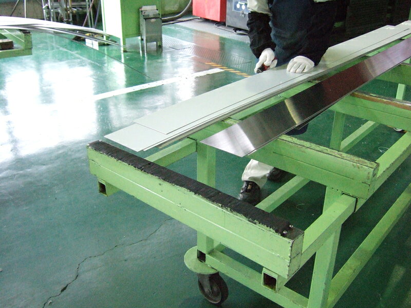 曲げ加工品専用 切断加工オプション 500mmから3000mmまでの製作範囲でご希望の長さに曲げ加工品を切断加工いたします。 ※ご希望寸法カット後の端材は商品に含まれませんのでご注意ください。 ご注文の際、ご希望の曲げ加工品長さをご記入ください。 mm単位でご指定できますので正確な寸法をご指定いただけます。 記入例：895mm=89cm5mm