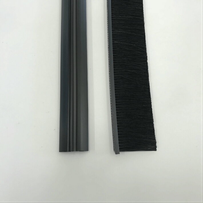 シャッター隙間対策用ブラシバーシャット2・上部用になります。シャッターの動作に合わせてブラシが波打ちながらシャッターに当たり、隙間を塞ぎながらシャッターが動作します。シャッター隙間対策用ブラシバーシャット2・上部用L=1000mm シャッターの隙間を塞ぐ上部用のブラシです。シャッターの動作に合わせてブラシが波打ちながらシャッターに当たり、隙間を塞ぎながらシャッターが動作します。