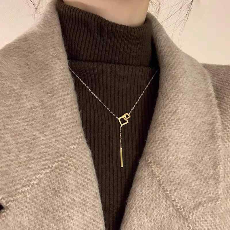 ネックレス レディース ペンダント 幾何学模様 亜鉛合金製 蛇骨チェーン 電気メッキ加工 ゴールドカラ..