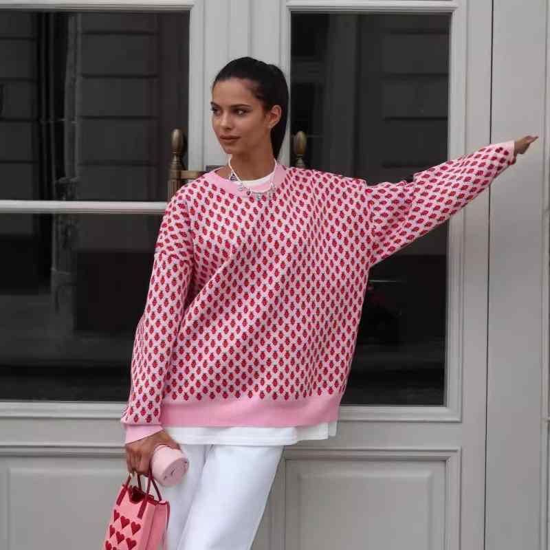 ニット レディース ラウンドネック 長袖 トップス 秋冬 苺 イチゴ柄 ジャガード編み ワッフルニット かわいい ゆったり 厚手 ピンク系