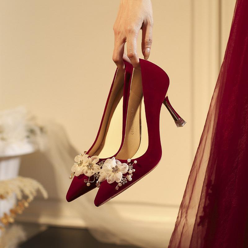 パンプス レディース ポインテッドトゥ スエード 赤 結婚式 パーティー ドレス 靴 ブライダル ウェディング シューズ 6cm 8cm 花飾り付き