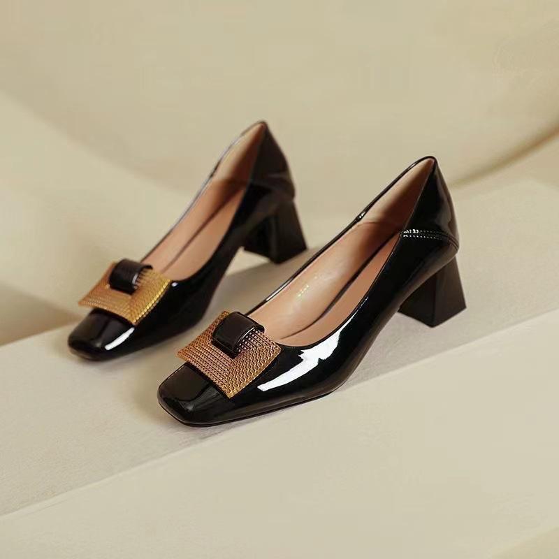 パンプス レディース 太ヒール ローヒール スクエアトゥ チャンキーヒール 歩きやすい 履きやすい フェイクレザー 合成皮革 無地 スリッポン 黒 ブラック ベージュ 春 スプリング