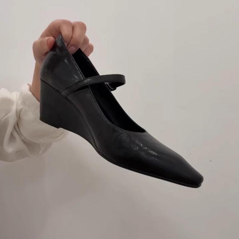 パンプス レディース 婦人靴 革 ローヒール ポインテッドトゥ スリッポン ストライプ 黒 ブラック 歩きやすい 履きやすい 痛くなりにくい カジュアル かわいい 韓国 春夏 秋冬