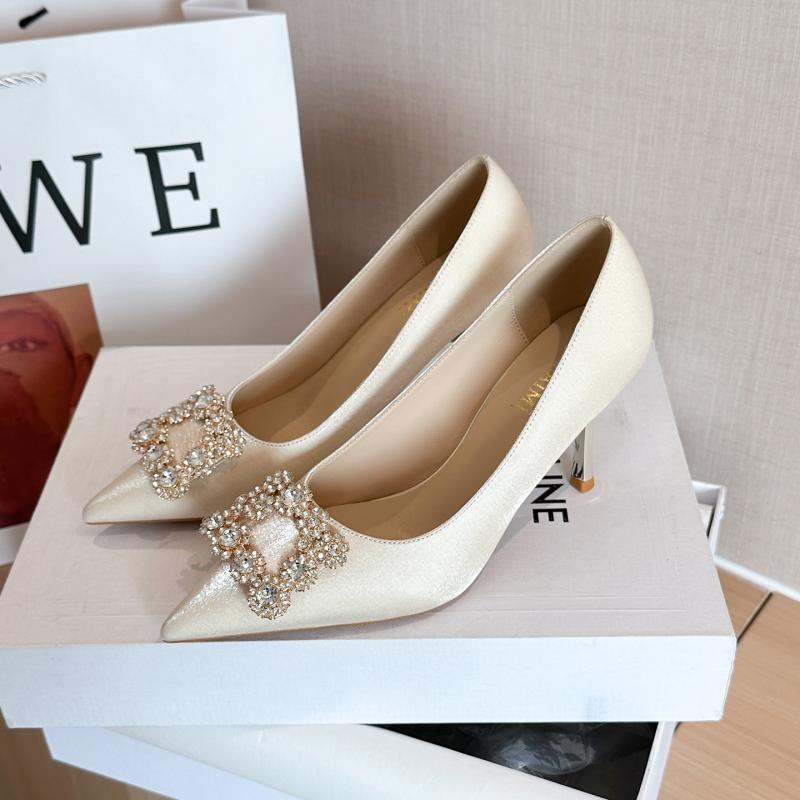 パンプス レディース サテン ラインストーン スクエアバックル ポインテッドトゥ ピンヒール パーティー 結婚式 杏色 赤 幅広 甲高 春夏