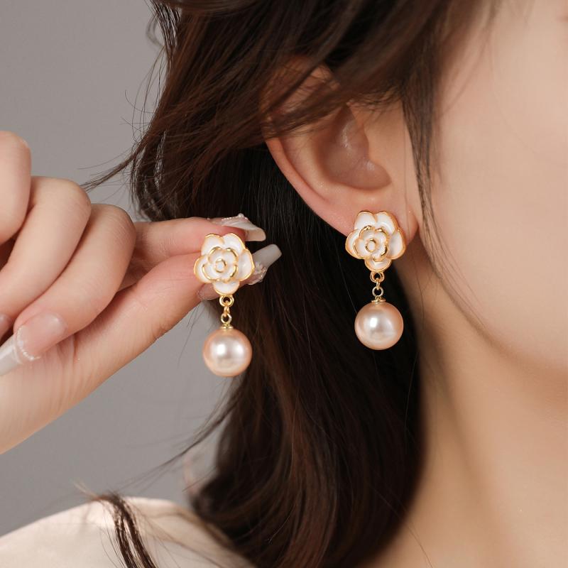 耳飾り レディース 山茶花 イヤリング エレガント 韓国 フェイクパール 電気メッキ加工 フラワーモチーフ 上品 アクセサリー