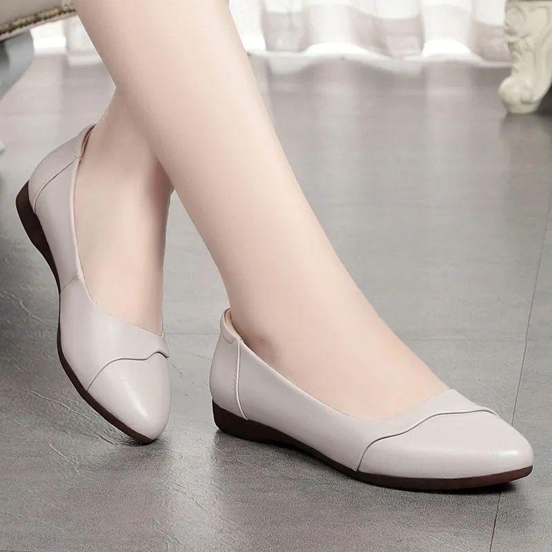 靴/ブーティ レディース 婦人靴 レザー フラット ローヒール スリッポン ラウンドトゥ カジュアル ぺたんこ ママシューズ ミセス シニア 30代 40代 50代 60代 歩きやすい 痛くなりにくい 柔らかい 民族風 春夏 秋冬 ブラック オフホワイト・スタイル: エスニック・流行の要素: ターンエッジ.ステッチ・つま先の形状: ラウンドトゥ・アッパー素材: 合成PUレザー・レザーの特徴: エナメル・性別: 女性・ヒールの高さ: フラット（0-1cm）・・シーズン: 夏.春.秋・カラー: オフホワイト.ブラック・サイズ: 35.36.37.38.39.40.41・靴底素材: TPR（サーモプラスチックラバー）・内側の素材: マイクロファイバー・靴の高さ: ローカット・ヒールの形状: フラットヒール・靴底の製造プロセス: 接着・着用方法: スリッポン・機能: 通気性.防臭.衝撃吸収・適用対象: 一般・インソール素材: ラテックス・適用シーン: カジュアル・開き口の深さ: 中口（7-11cm）・製品カテゴリ: ローファー.モカシン・対象年齢: 成人・スタイル: プレーン.無地・ヒールのタイプ: フラット・留め具の種類: スリッポン